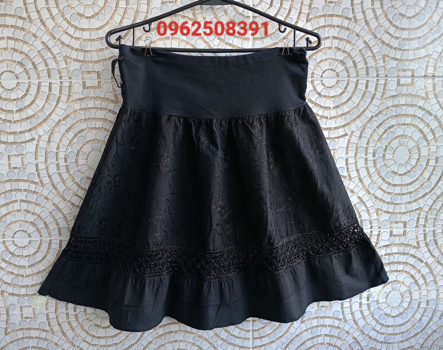 Нарядная натуральная юбка черного цвета. Произведена в Италии