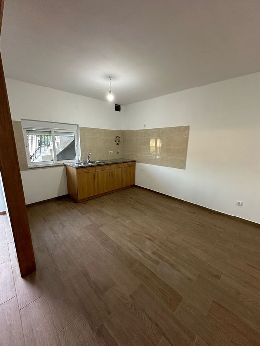 ARRENDA-SE T2- renovado R/chão com terraço