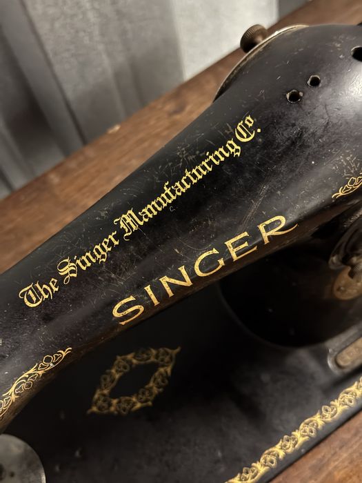 Máquina de costura antiga Singer com mesa