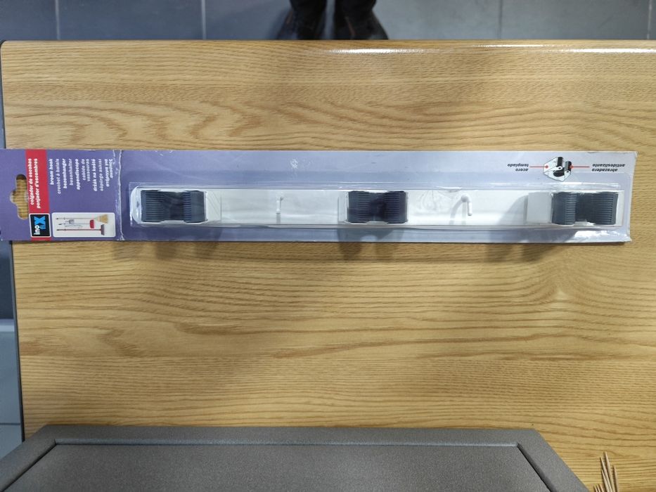 Cabide triplo para vassouras InoFix