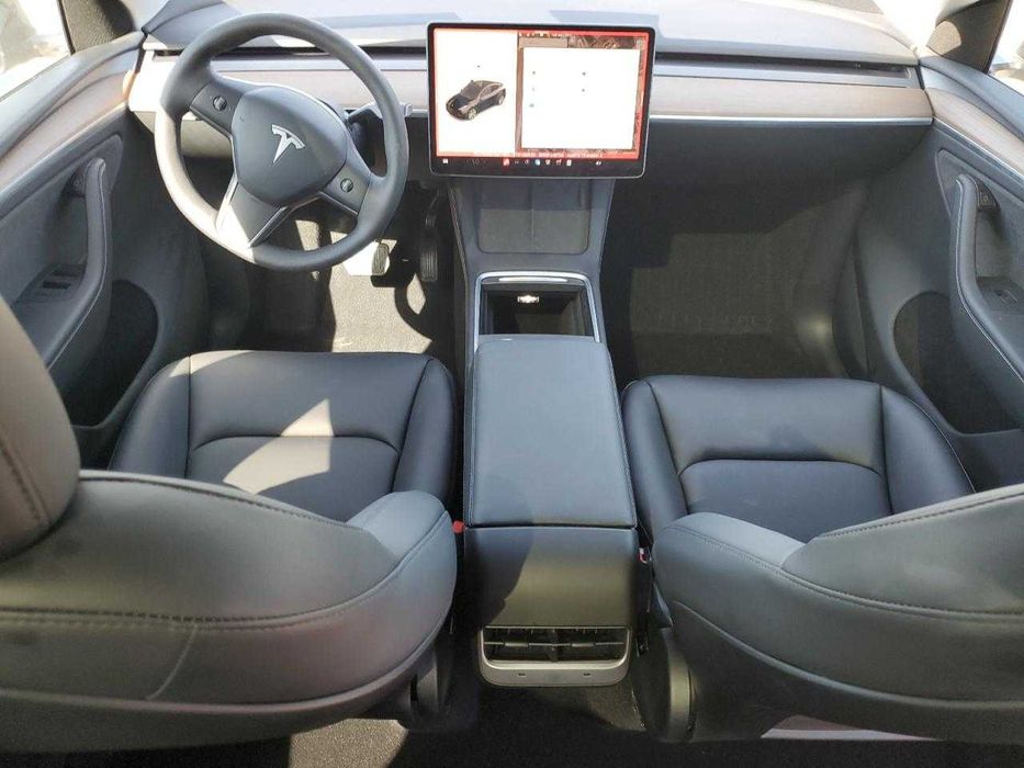 Електричний кросовер Tesla Model Y 2024 з США