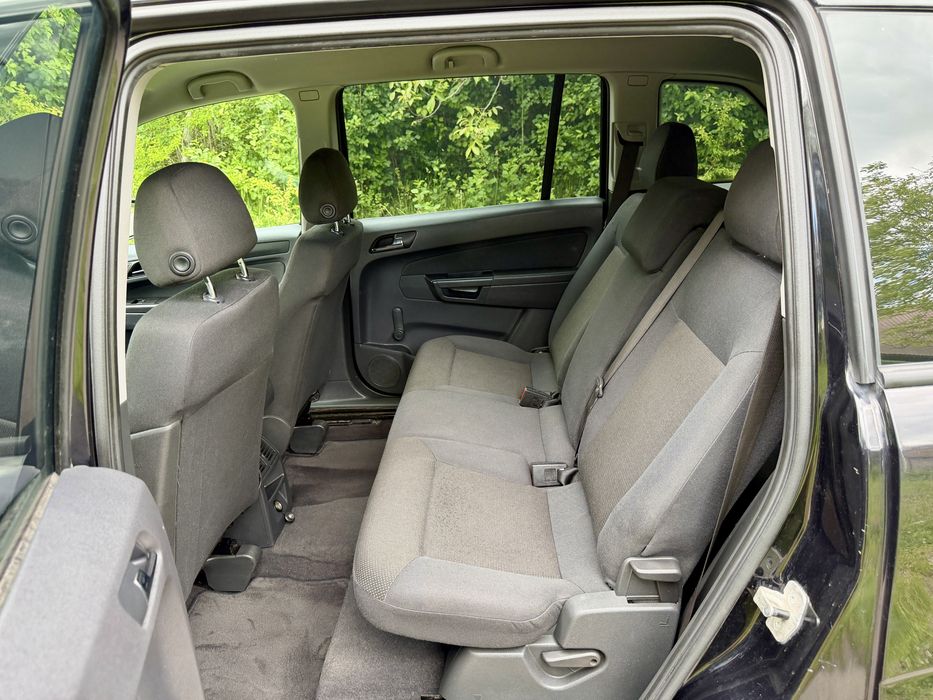 Opel Zafira 2010  рік 1,6 бенз 7 - місна