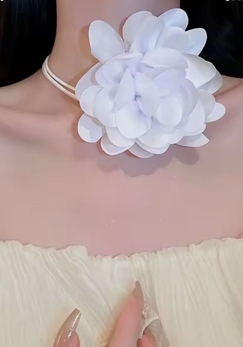 Colar branco com flor *novo*