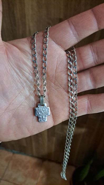 Fios correntes  em prata contrastada.