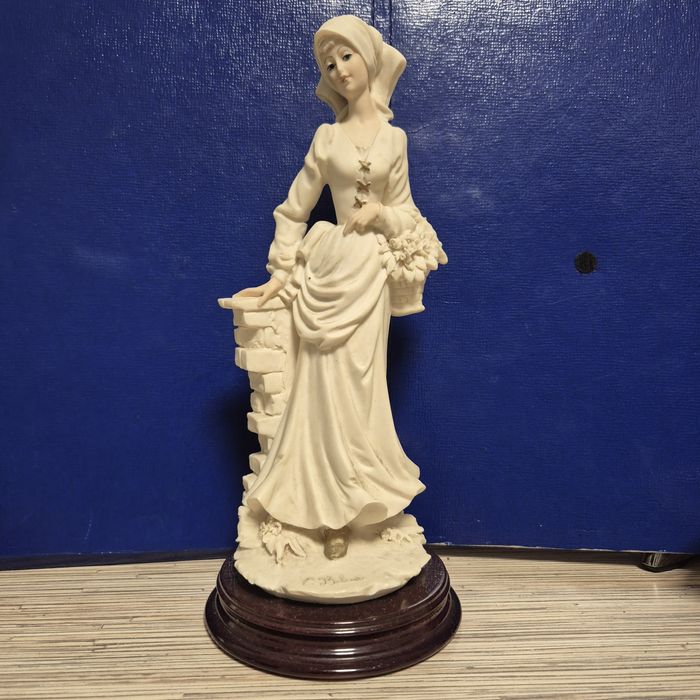 Figurka kobiety Belicari