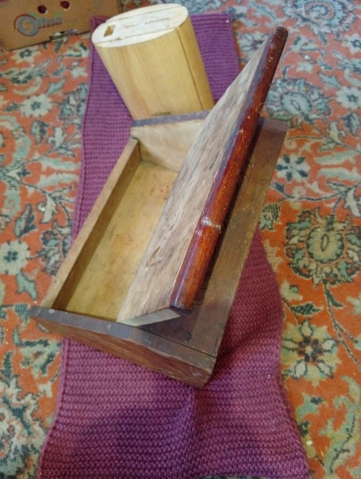 Продам подставку для ножей и хлебницу.