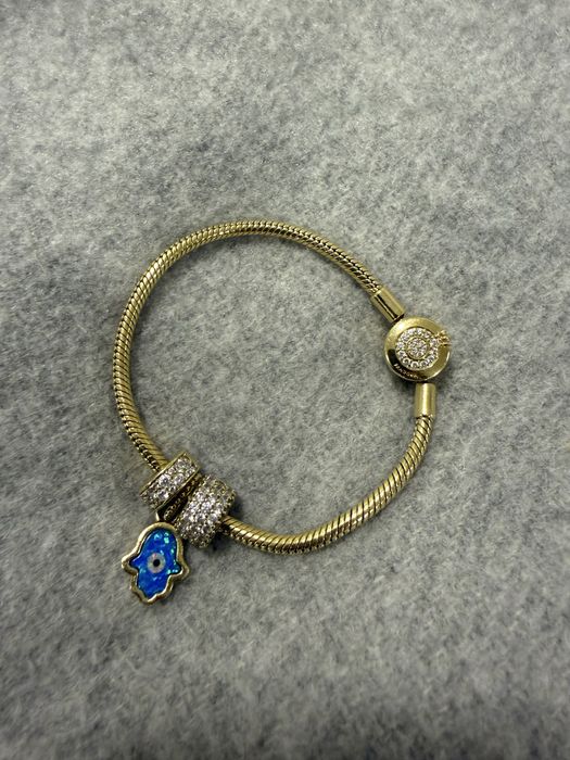 Pulseira pandora dourada com 3 pendentes para cenda