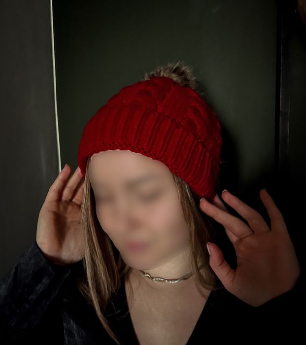 Шапка зимова червона жіноча з баламбоном вязана