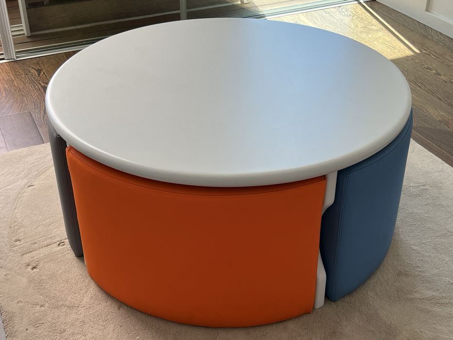Mesa para criancas redonda com 4 bancos coloridos