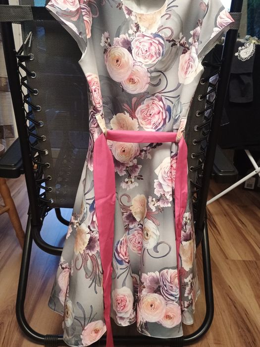 Sprzedam nową sukienkę rozmiar 146