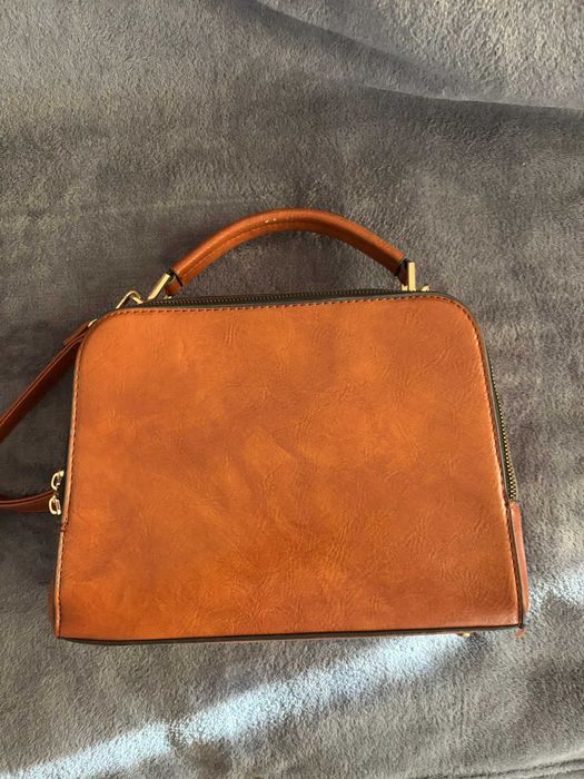 Damska torebka-kuferek