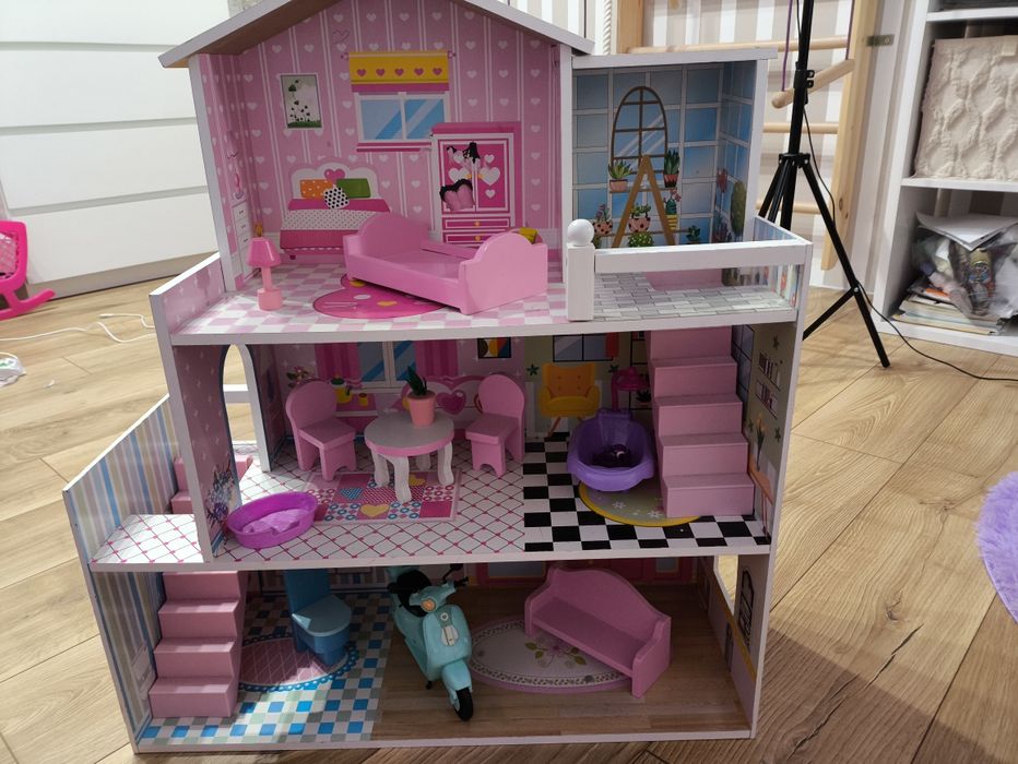 Domek dla lalek drewniany kolorowy wyposażenie