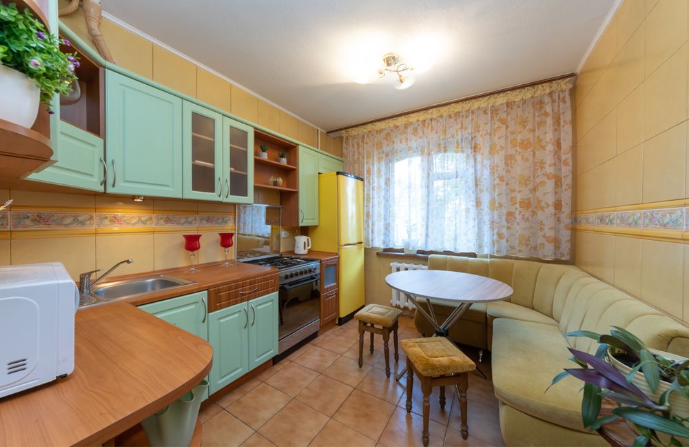 Подобово. Трикімнатна квартира.6 спальних місць.Осокорки -5 хв.Позняки