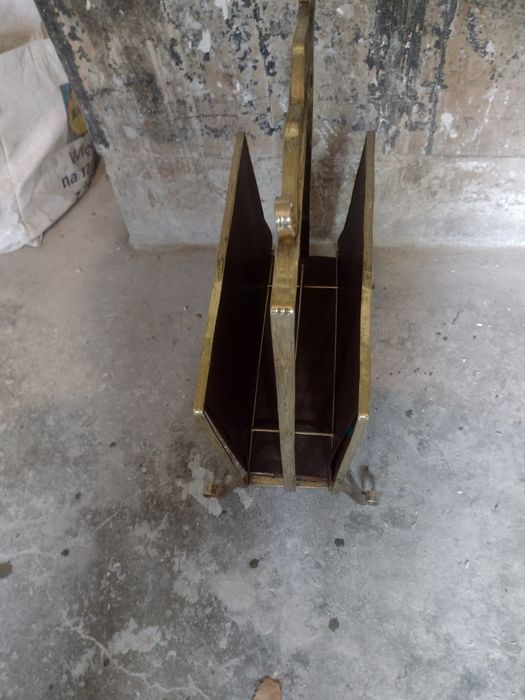 Mosiężny gazetnik na prase