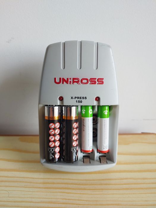 Carregador de Pilhas AA, AAA ou 9V Block - como NOVO