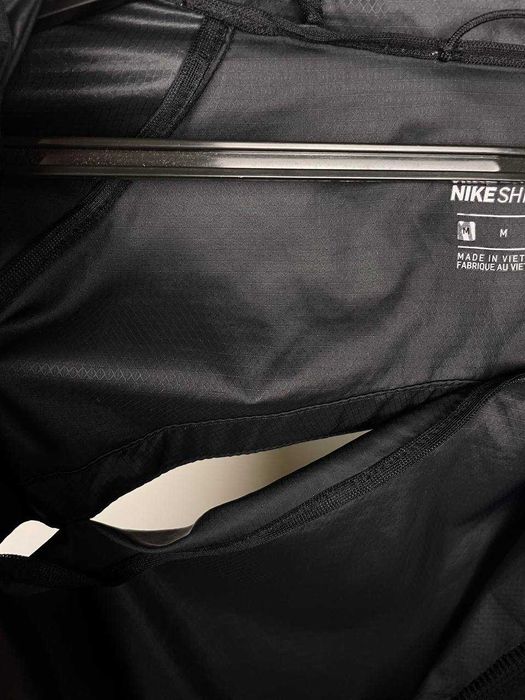 Легка жіноча спортивна вітровка , куртка nike shield