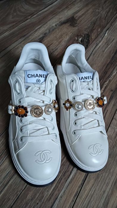 Białe sneakersy Chanel z ozdobami