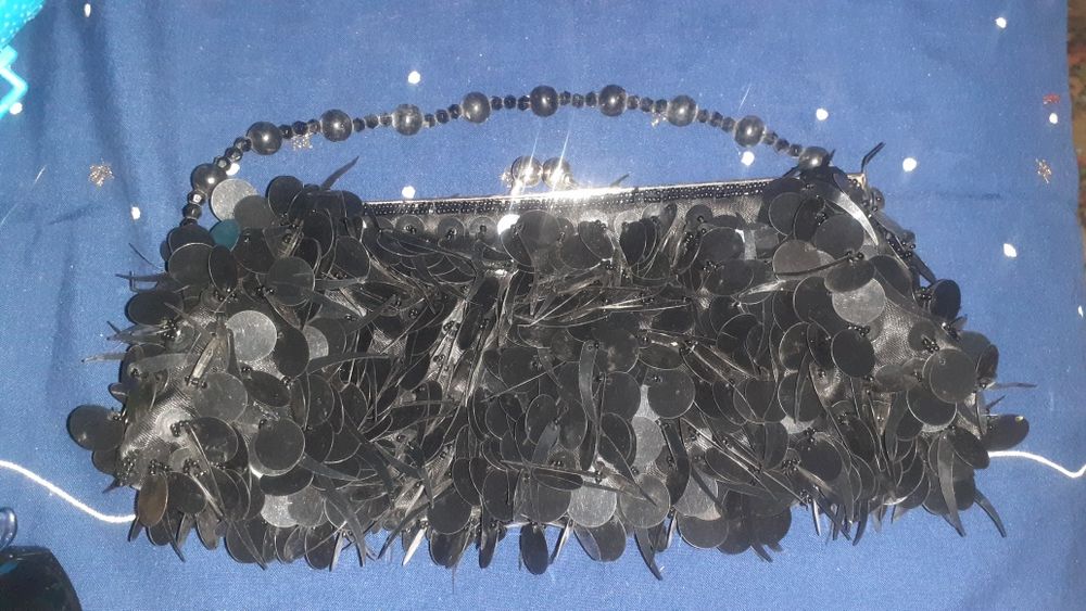 Продам сумочку- косметичку женскую.