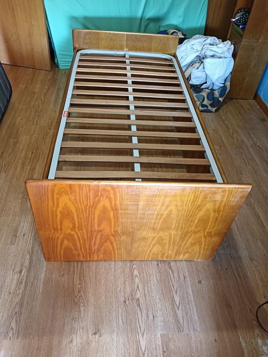 Cama de solteiro em madeira de pinho com estrado