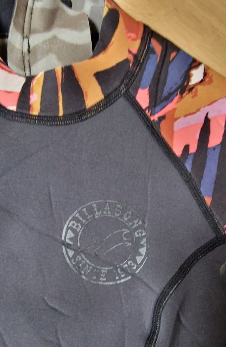 Fato de surf de menina de 13 anos