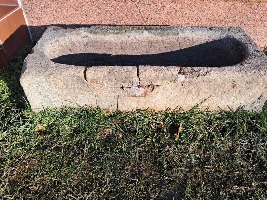 Stare kamienne koryta z piaskowca – ręcznie ciosane, masywne