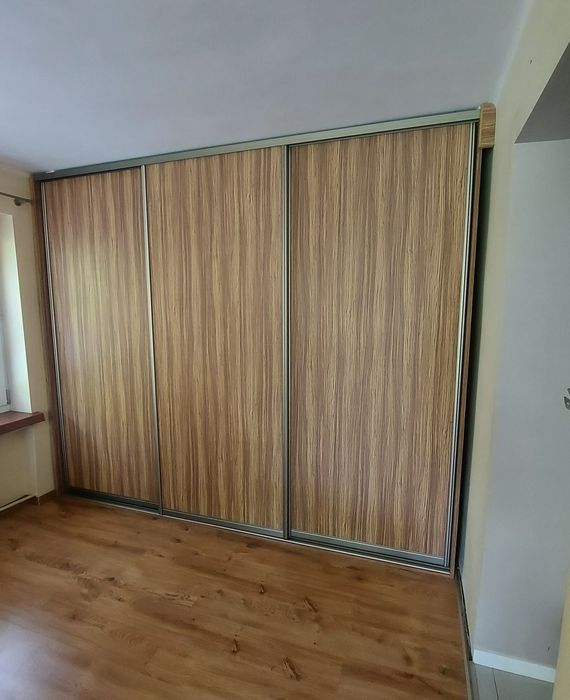 Szafa przesuwna trzy skrzydłowa