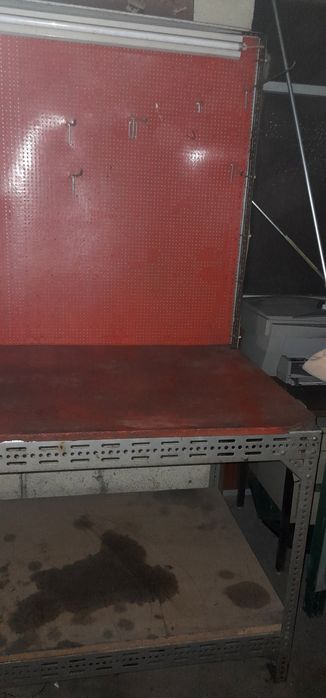 Mesa de trabalho com painel perfurado e instalação eléctrica