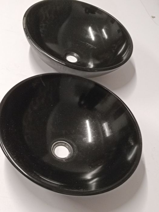 Umywalki nadblatowe wraz z bateriami.