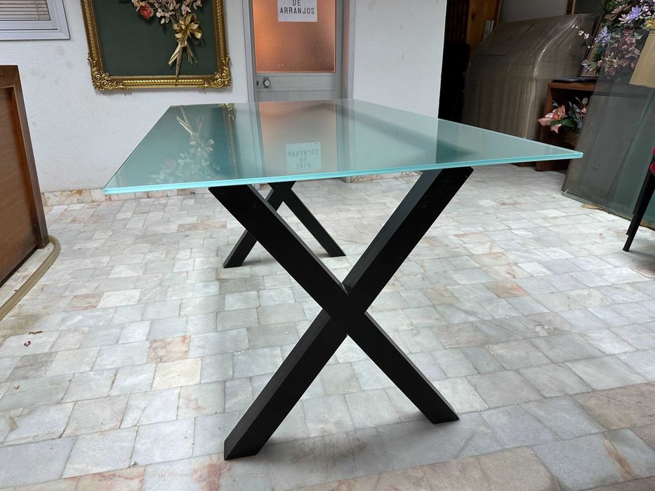 Secretária com tampo em vidro fosco