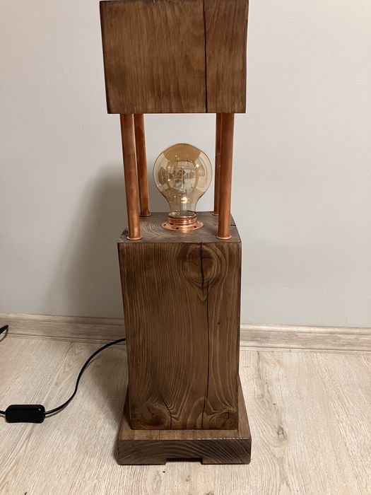 Lampa  z drewna stojąca