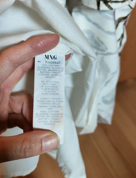 Biała sukienka z kwiatowym motywem Mango