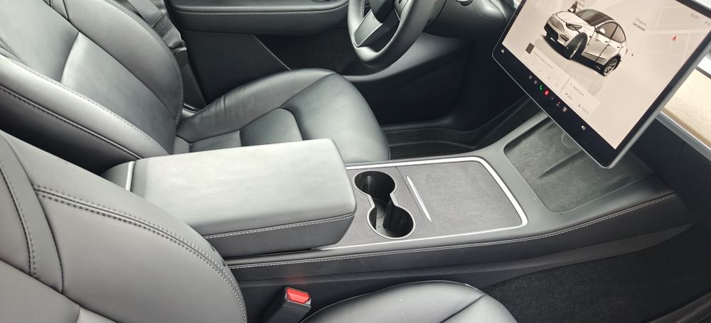Tesla model Y 2024