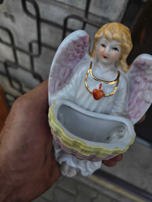 Stara porcelanowa kropielnica Anioł