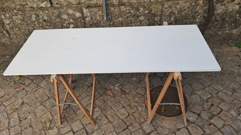 Mesa com cavalete