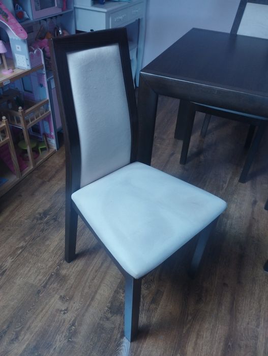 Rozkładany stół i 4 krzesła