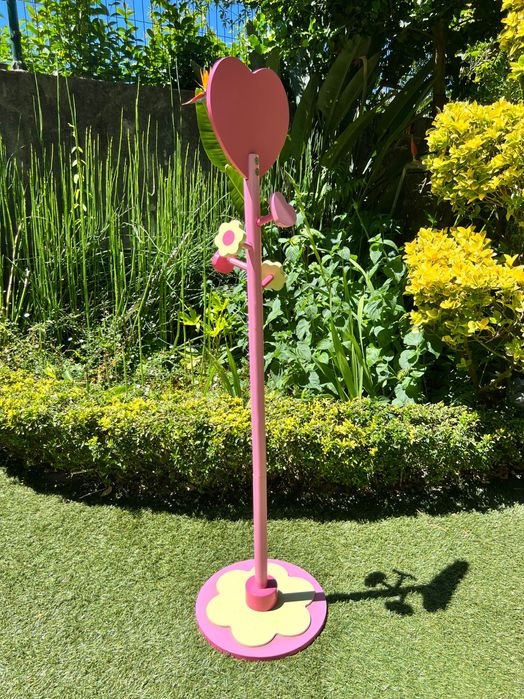 Cabide de madeira de criança vertbaudet rosa e verde com coração