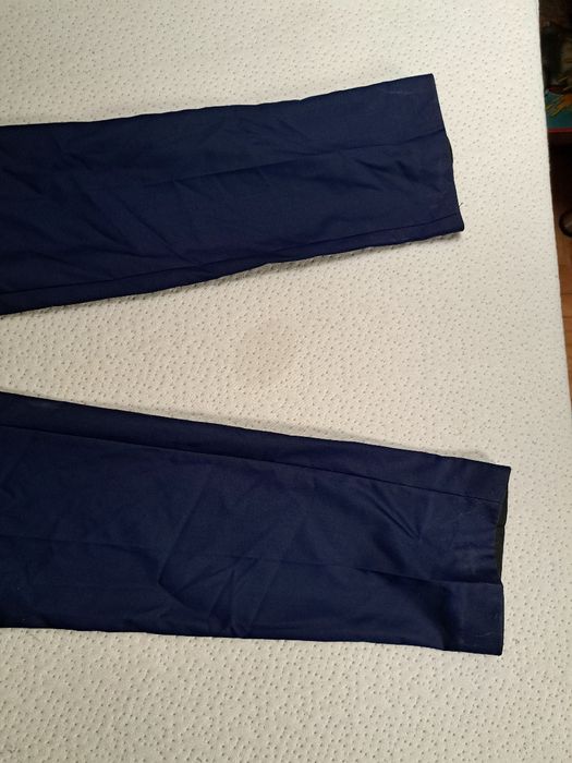 Męskie garniturowe spodnie navy – polska jakość, światowy styl!