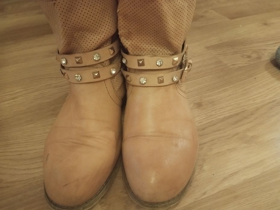 Beżowe botki damskie