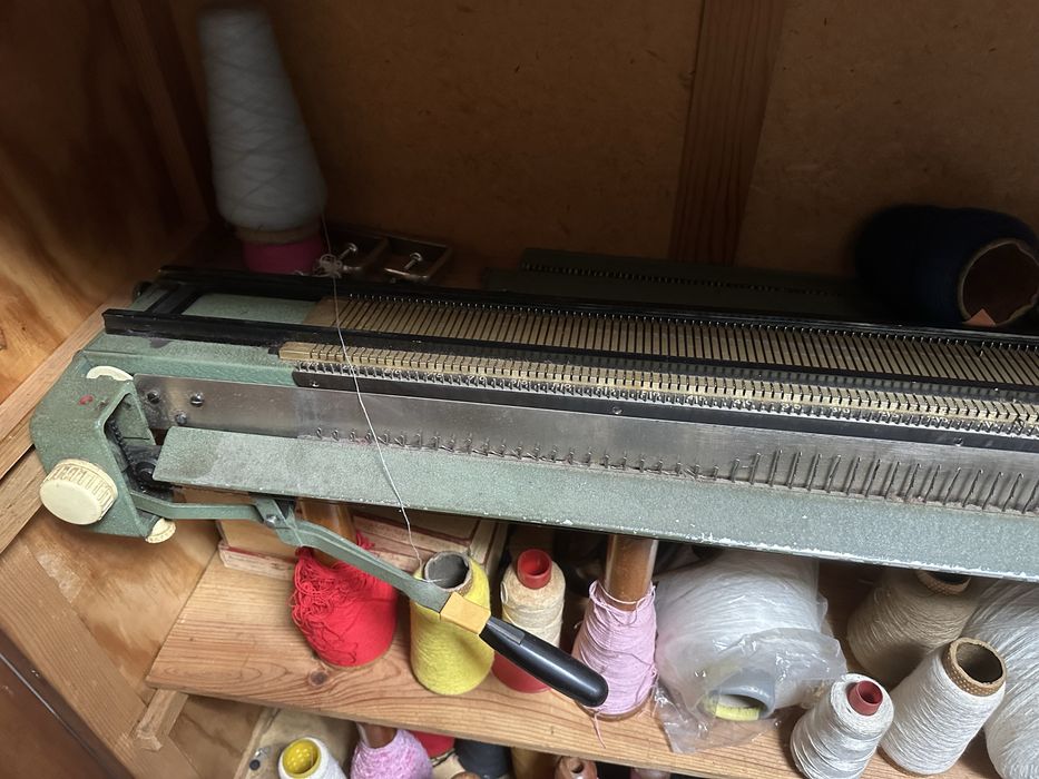 Móvel com máquina de tricotar antiga