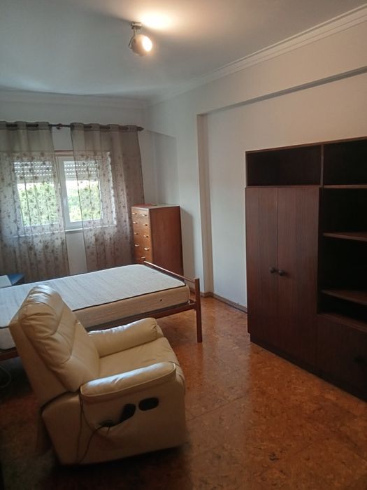 quarto grande bem localizado