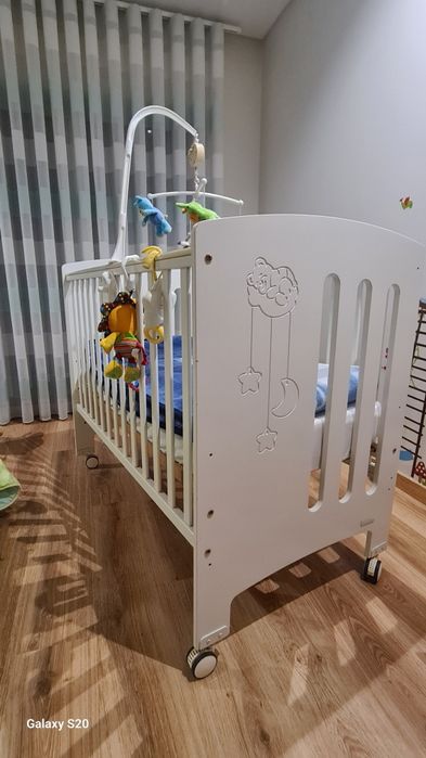 Cama de bebé com colchão