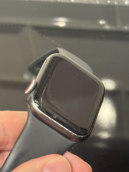 Apple Watch Series 6 GPS + Cellular w kolorze czarnym