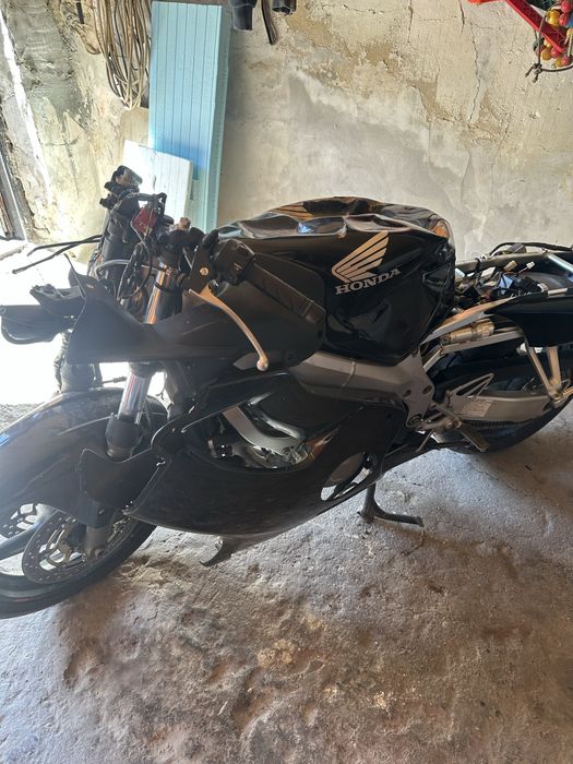 Honda cbr f4i по запчастинам або цілий