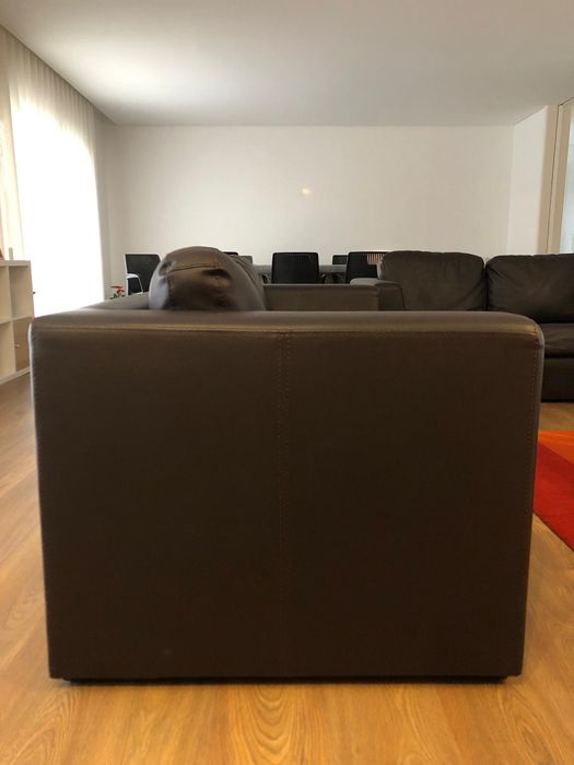 Sofás em pele sintética castanhos