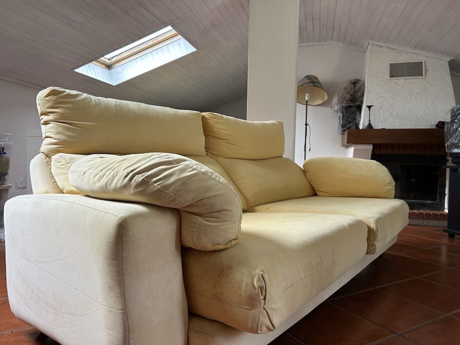 Sofá com encosto inclinável