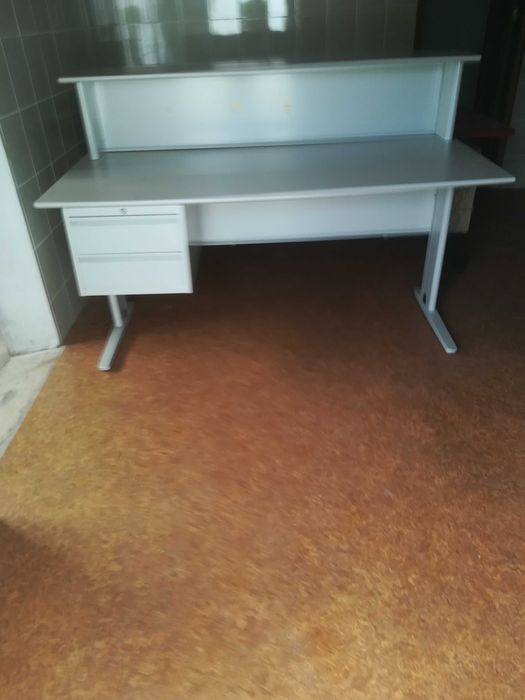Secretária com estrutura metalica