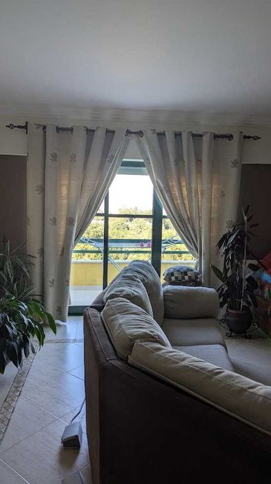 Sofá + Cortinado + Candeeiro de teto