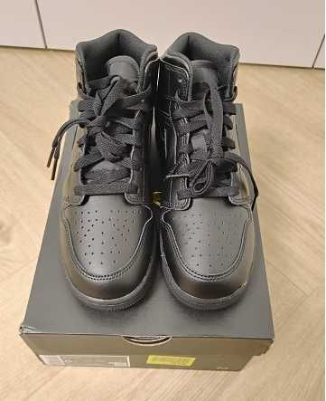 Piękne, nowe AIR Jordan 1 Mid unisex czarne 38.5