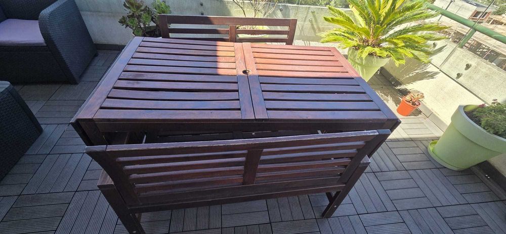 Mesa e bancos IKEA, jardim em madeira