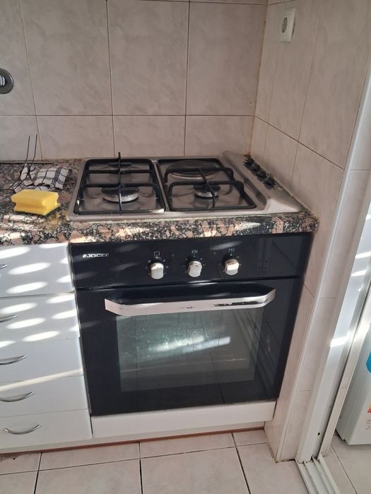 Forno encastrável + placa a gás Jocel

Vendo conjunto encastrável da marca Jocel, composto por forno e placa a gás de 4 bicos, totalmente funcionais.